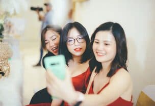 Ba cô gái tạo dáng chụp ảnh cùng nhau